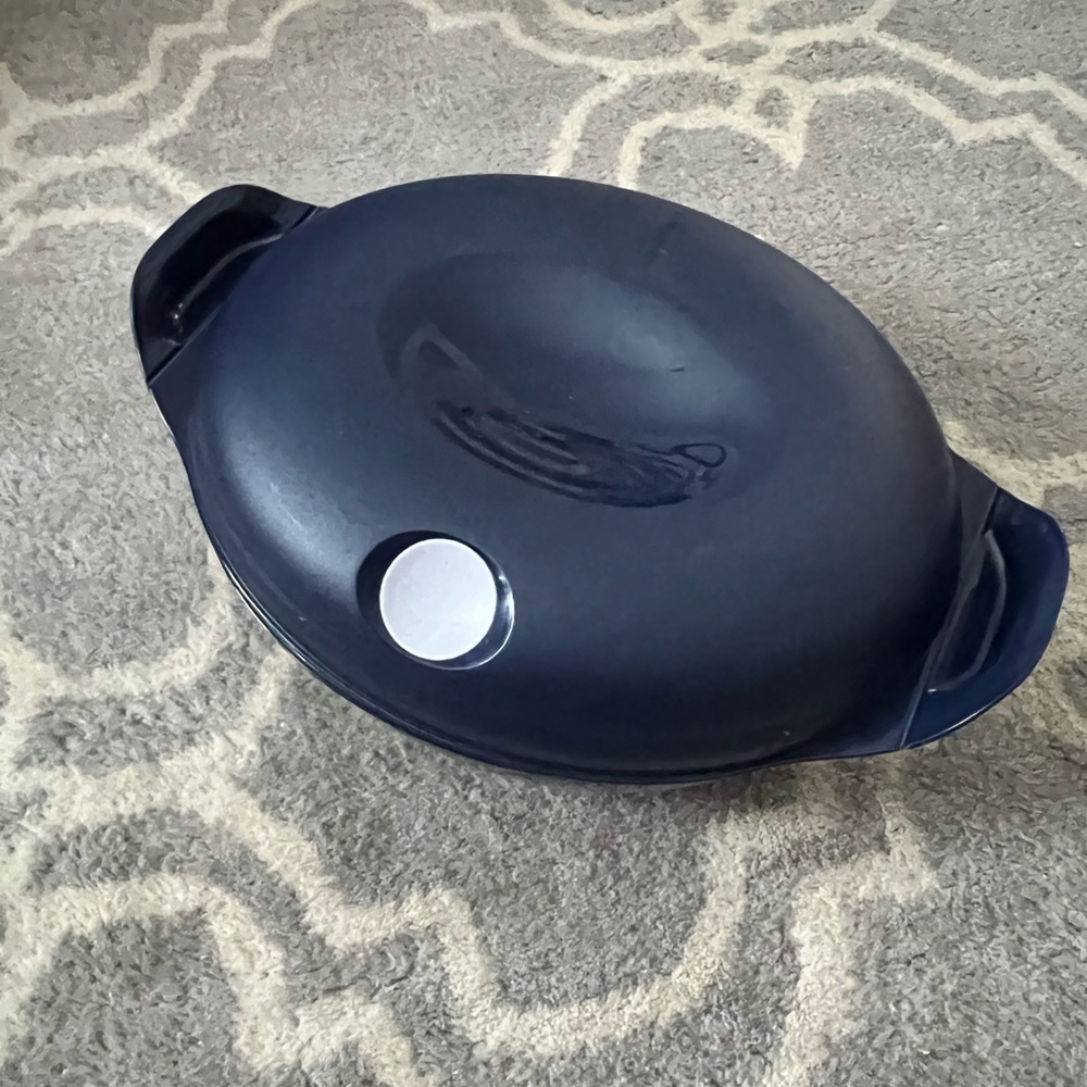 Blue Tupperware vent n’ serve Heat & Serve Storage